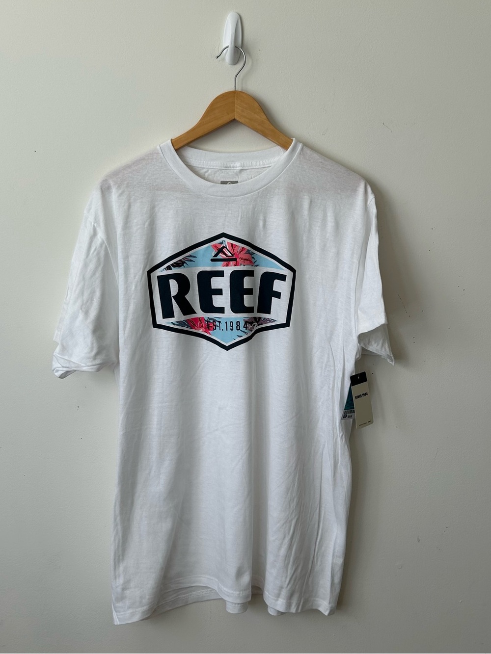 Reef T Shirt Men’s XL White Short Sleeves Crewneck